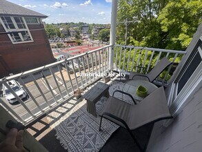 21 Sartwell Ave, Unit 3 in Somerville, MA - Foto de edificio - Building Photo
