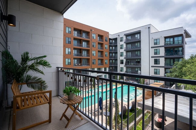 9127 Research Blvd in Austin, TX - Foto de edificio - Building Photo