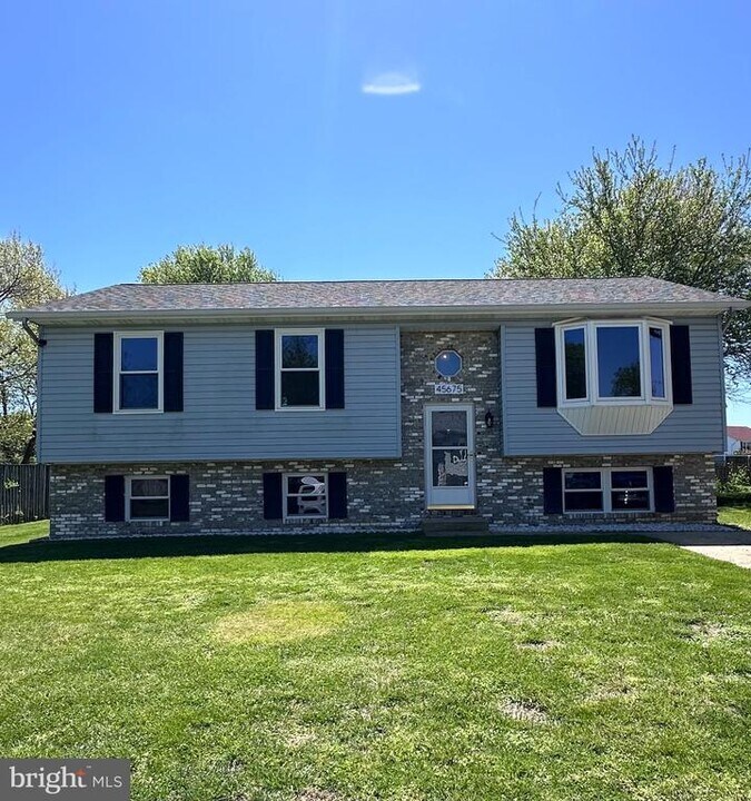 45675 Schooner Ct in California, MD - Building Photo