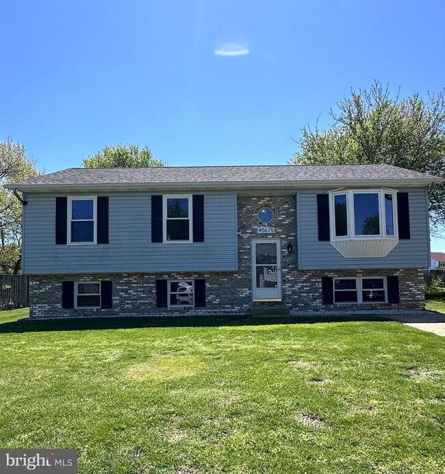 property at 45675 Schooner Ct