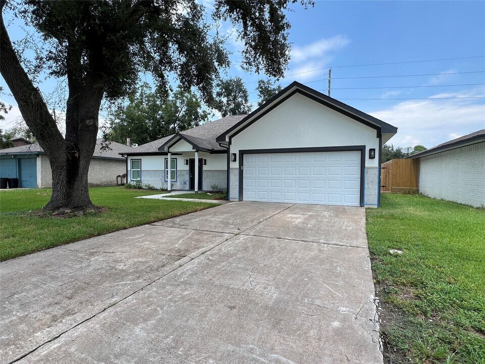 13314 Oak Ledge Dr in Houston, TX - Building Photo