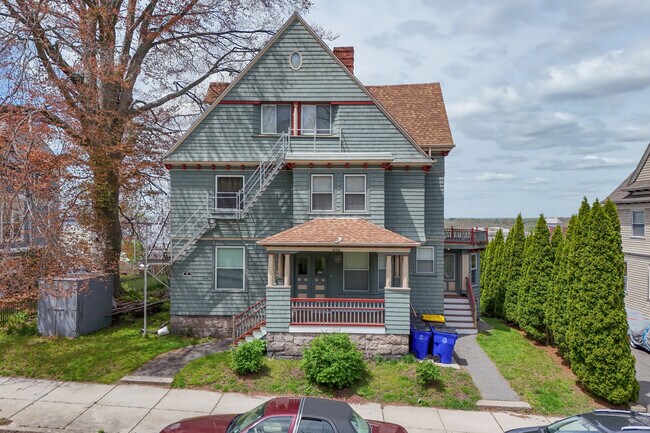 406 June St in Fall River, MA - Foto de edificio - Building Photo