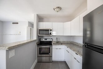 1960 NE 161st St in North Miami Beach, FL - Foto de edificio - Building Photo