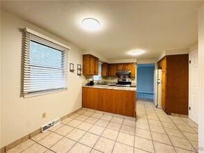 8749 Columbine Cir in Baldwinsville, NY - Foto de edificio - Building Photo