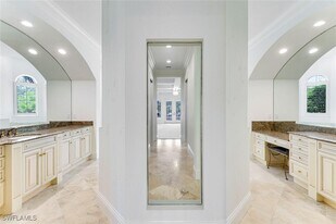 384 Mooring Line Dr in Naples, FL - Building Photo