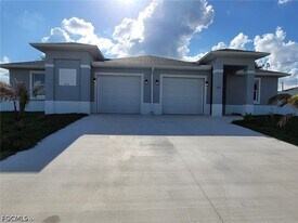 684 Thomas Sherwin Ave S in Lehigh Acres, FL - Building Photo