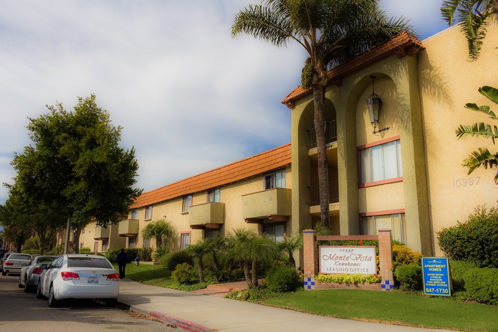 Monte Vista Townhomes in Ventura, CA - Building Photo