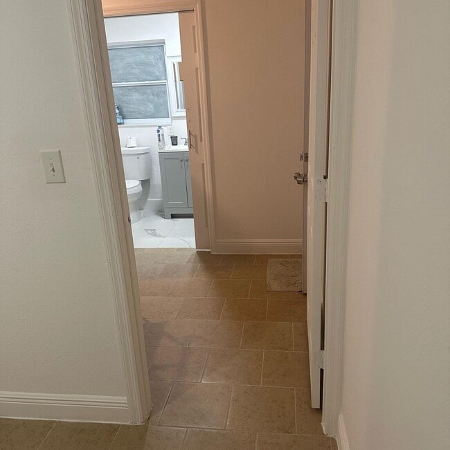 8104 El Portal Dr in Tampa, FL - Building Photo - Building Photo
