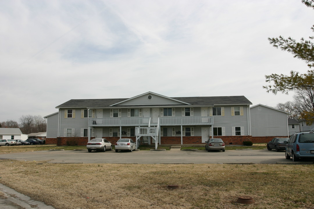 300-308 Cooper Dr in Cahokia, IL - Foto de edificio