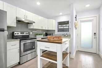 909 Reinli St, Unit 228 in Austin, TX - Foto de edificio - Building Photo