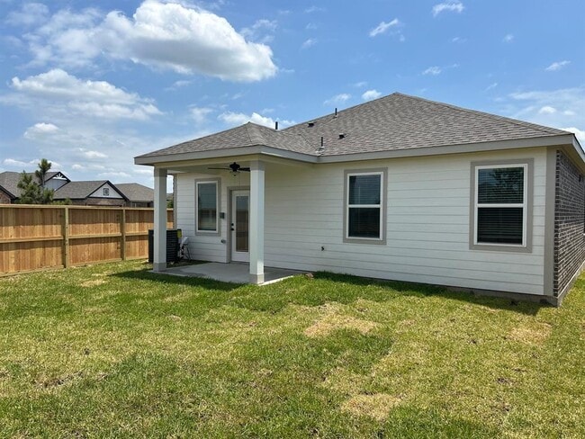 1111 Whispering Winds Dr in Beasley, TX - Foto de edificio - Building Photo