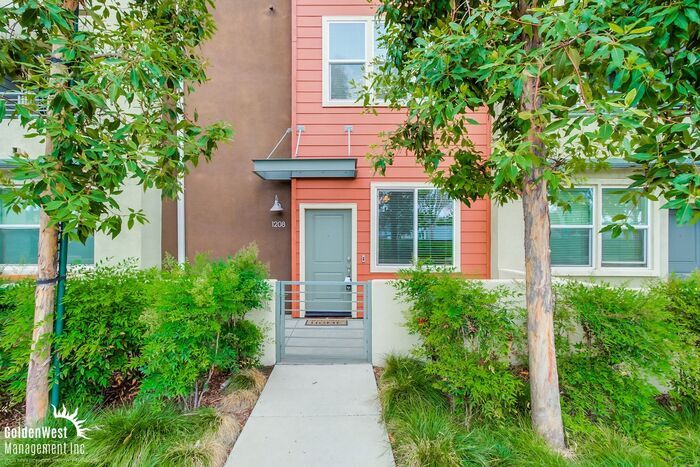 219 Antoni Glen in Escondido, CA - Building Photo