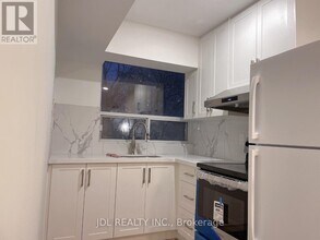 2561-2561 Hurontario St in Mississauga, ON - Building Photo - Building Photo