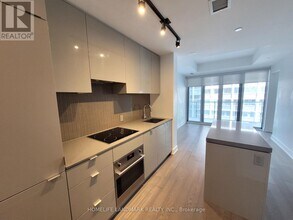 7-917 Grenville St in Toronto, ON - Building Photo - Building Photo