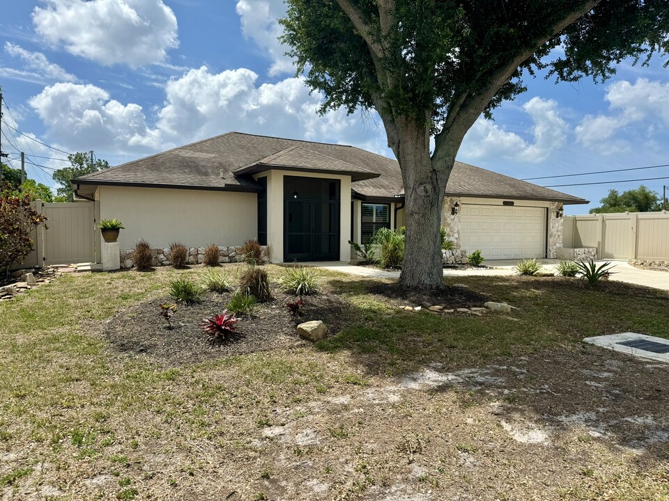 1041 Poinciana Rd in Venice, FL - Building Photo