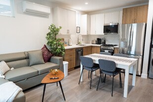 10809 Hartsook St in Los Angeles, CA - Building Photo