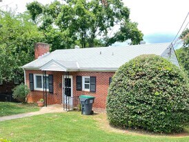 1009 St Charles Ave in Charlottesville, VA - Building Photo