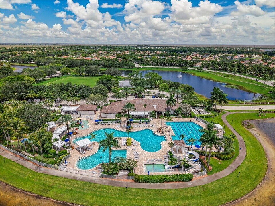 1509 Canary Island Dr in Weston, FL - Building Photo