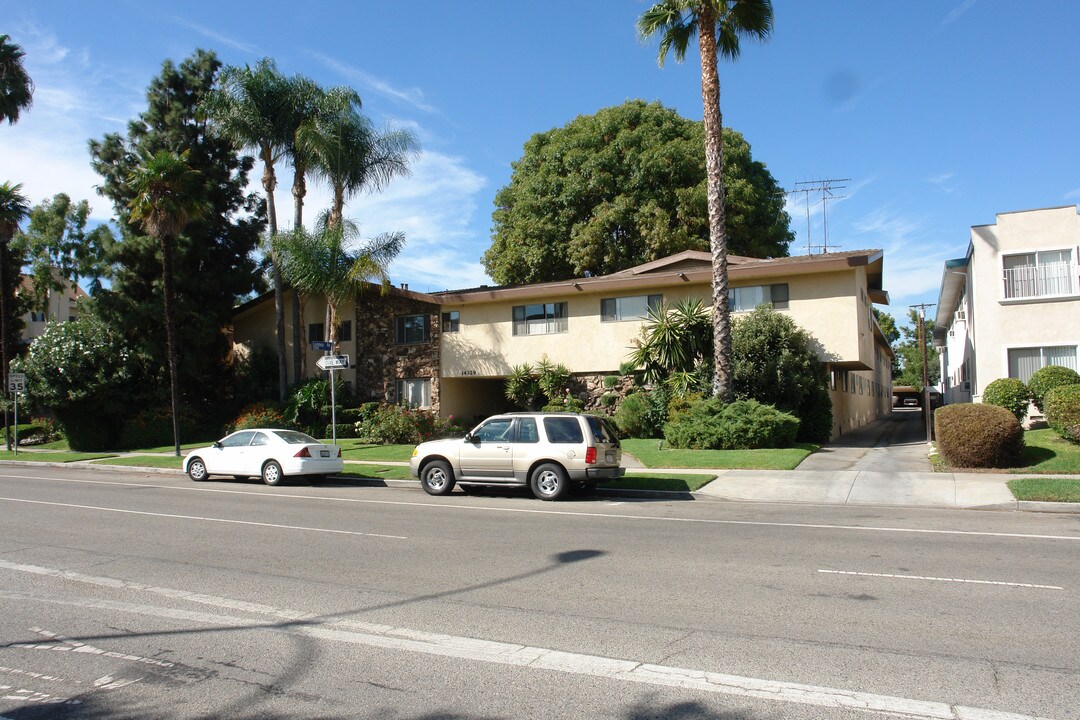 14329 Chandler Blvd in Sherman Oaks, CA - Building Photo