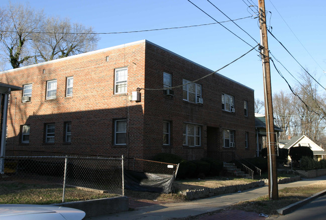 3236 Minnesota Ave SE in Washington, DC - Foto de edificio - Building Photo