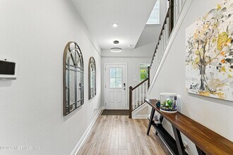 105 Meadow Creek Dr in Jacksonville, FL - Foto de edificio - Building Photo