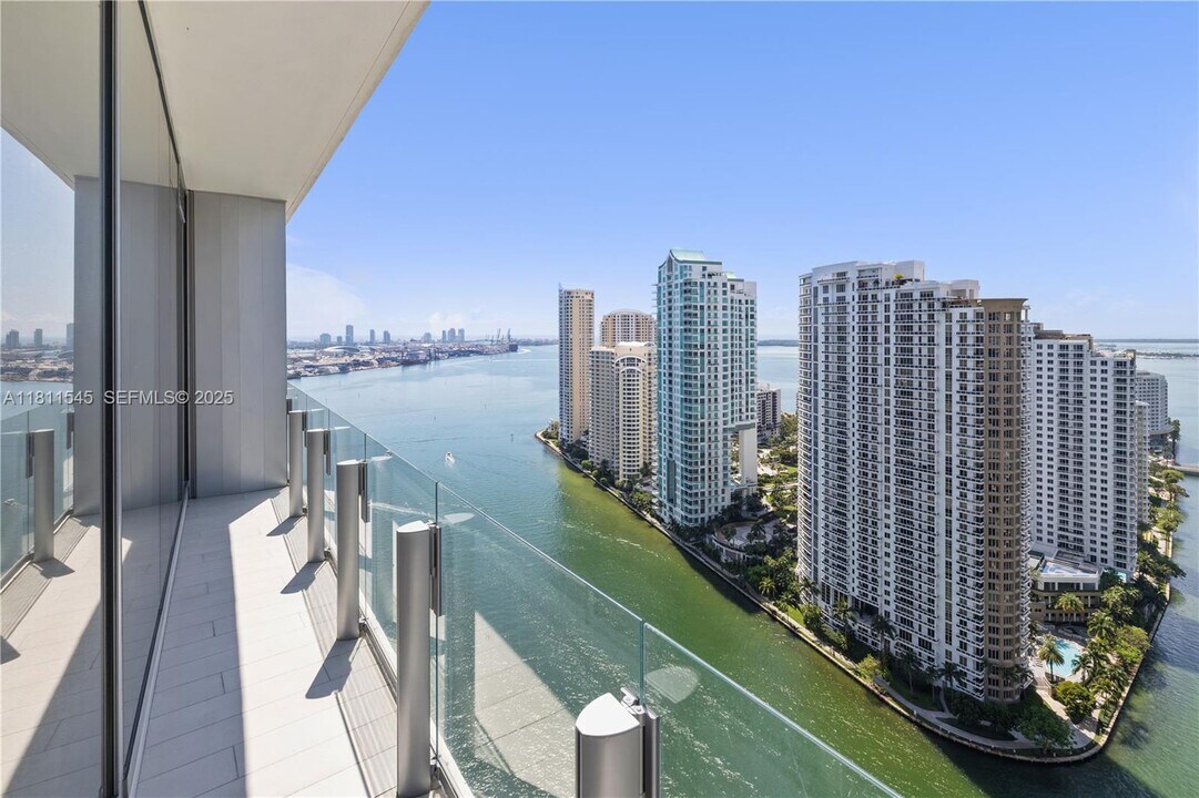 300 Biscayne Blvd Way in Miami, FL - Building Photo