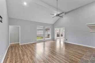 5622 Woodland Creek Dr in Houston, TX - Building Photo - Building Photo