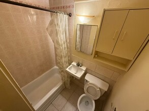 11700 Rue Pasteur in Montréal, QC - Building Photo - Building Photo