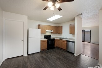 15414 Legend Springs Dr, Unit M-12 in San Antonio, TX - Building Photo - Building Photo