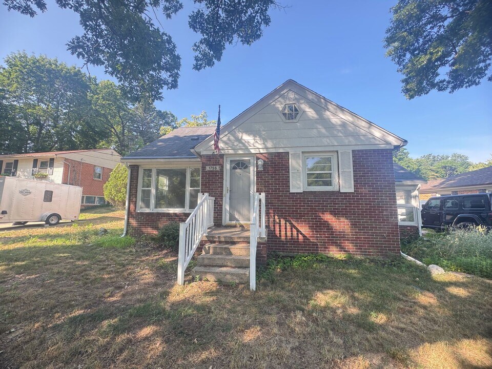 1756 Walker Ave NW in Grand Rapids, MI - Building Photo