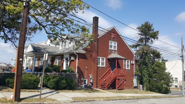 669 E Sandy St in Norristown, PA - Building Photo - Building Photo