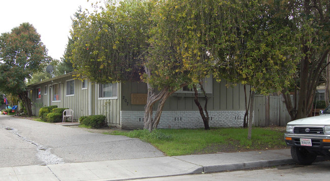 207 Evandale Ave in Mountain View, CA - Foto de edificio - Building Photo