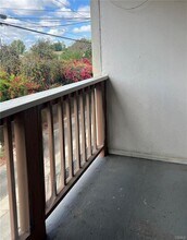 17112 Chatsworth St, Unit D in Granada Hills, CA - Building Photo - Building Photo