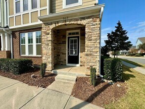 563 Balsam Fir Dr in Cary, NC - Foto de edificio - Building Photo