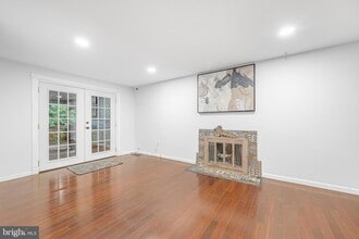 25921 Largo Ct in Damascus, MD - Foto de edificio - Building Photo