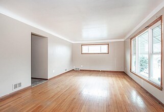 4633 Warner Rd in Garfield Heights, OH - Building Photo - Building Photo