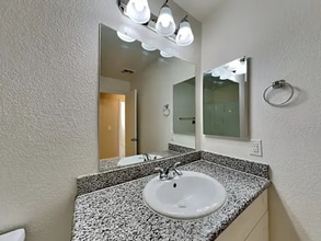 535 N 55th Ave in Phoenix, AZ - Foto de edificio - Building Photo