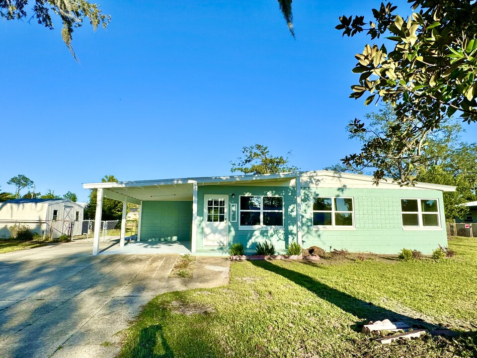 1013 Iowa Ave in Lynn Haven, FL - Foto de edificio