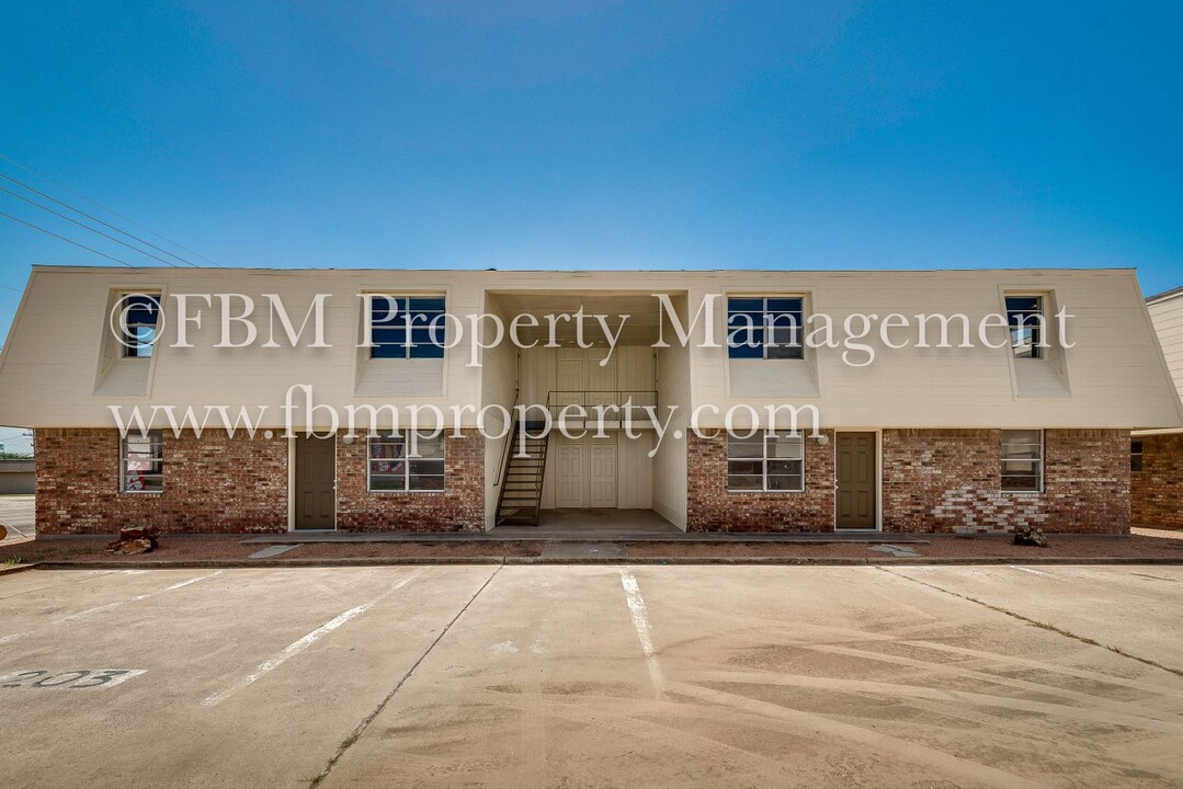 825 Tehuacana Hwy in Mexia, TX - Foto de edificio