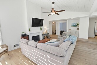 561 S Sierra Ave in Solana Beach, CA - Foto de edificio - Building Photo