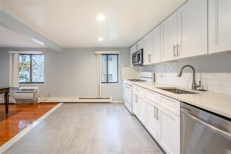 97 Graywood Rd in Port Washington, NY - Building Photo - Building Photo