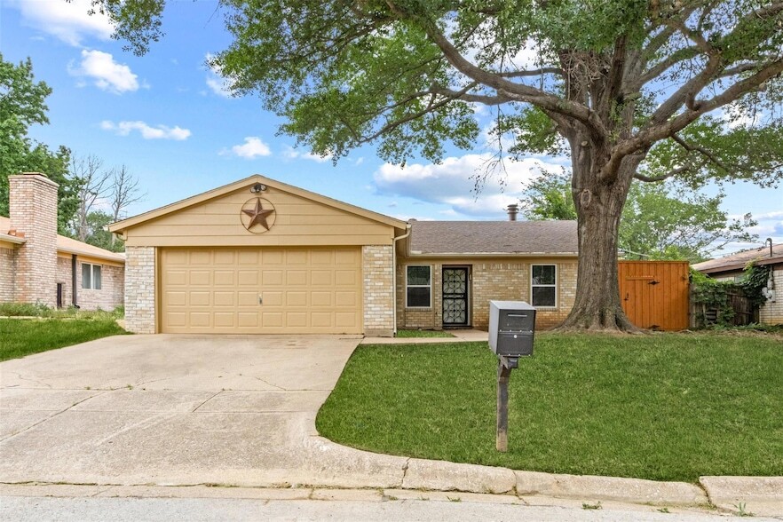 301 Hallmark Dr in Arlington, TX - Building Photo
