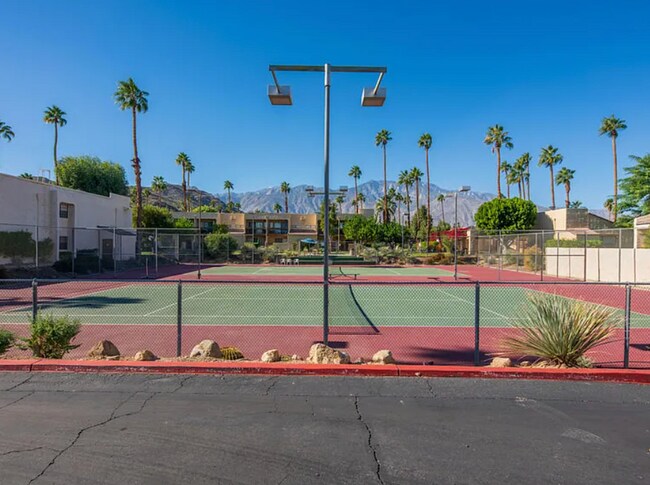 5300 E Waverly Dr, Unit J14 in Palm Springs, CA - Building Photo - Building Photo