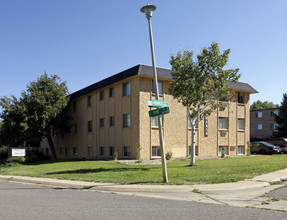 Fox Manor Apartments in Littleton, CO - Building Photo - Building Photo