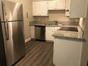College Grove Apartments in Sacramento, CA - Building Photo - Building Photo