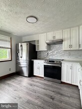 8336 Claremont Woods Dr in Alexandria, VA - Foto de edificio - Building Photo