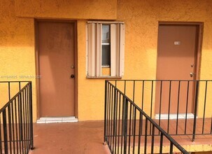 1900 W 54th St, Unit 320 in Hialeah, FL - Building Photo - Building Photo