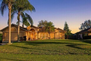 518 SE Ocean Spray Terrace in Port St. Lucie, FL - Building Photo