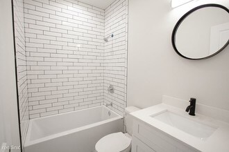 837 N Wolcott Ave-Unit -Apt 1 in Chicago, IL - Building Photo - Building Photo