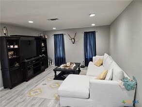 402 W Tanglewood Dr in New Braunfels, TX - Building Photo - Building Photo